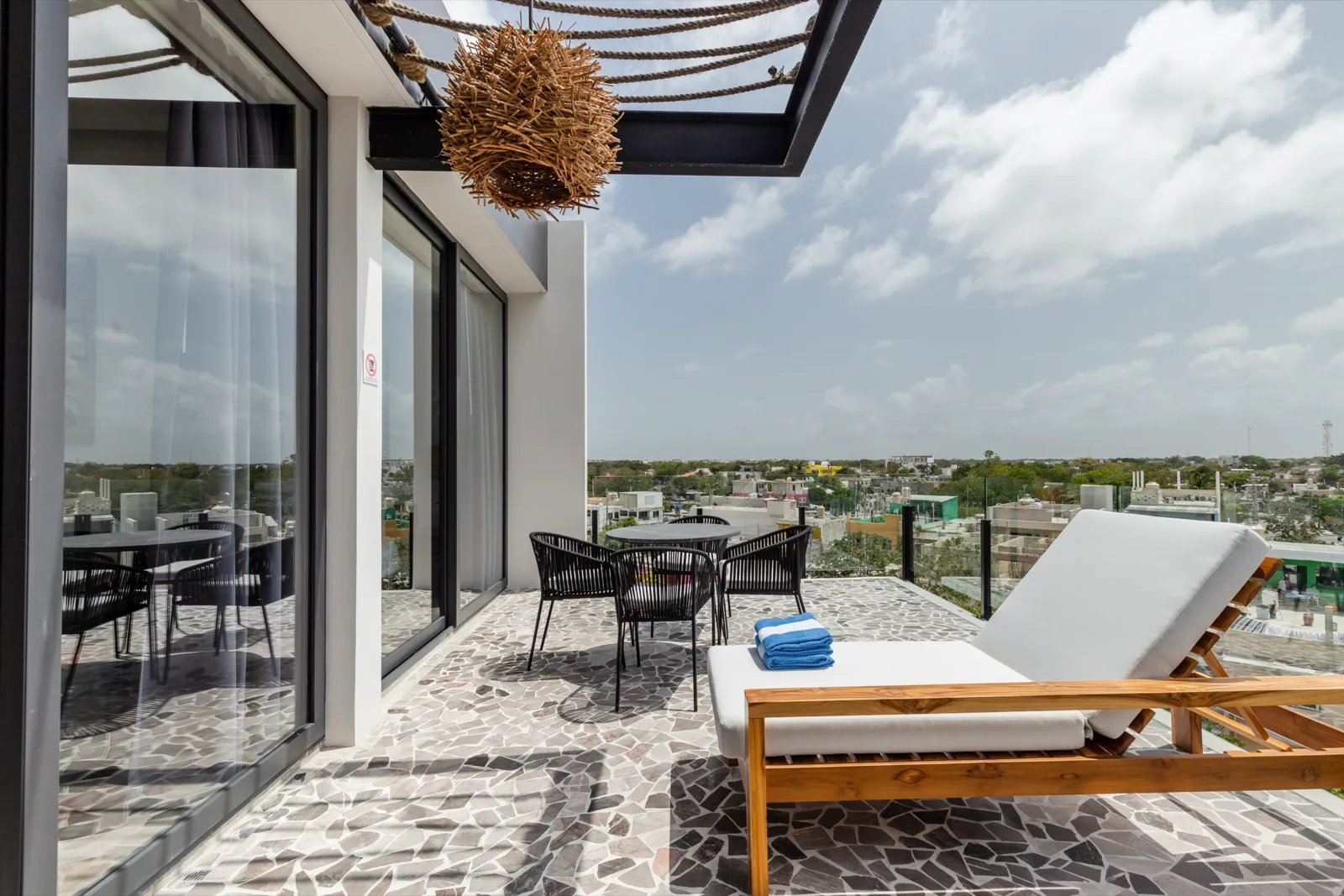 Terraza con cielo gris